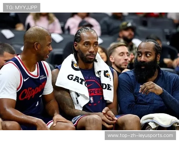 哈登站在弧顶，洛杉矶快船等待掩护